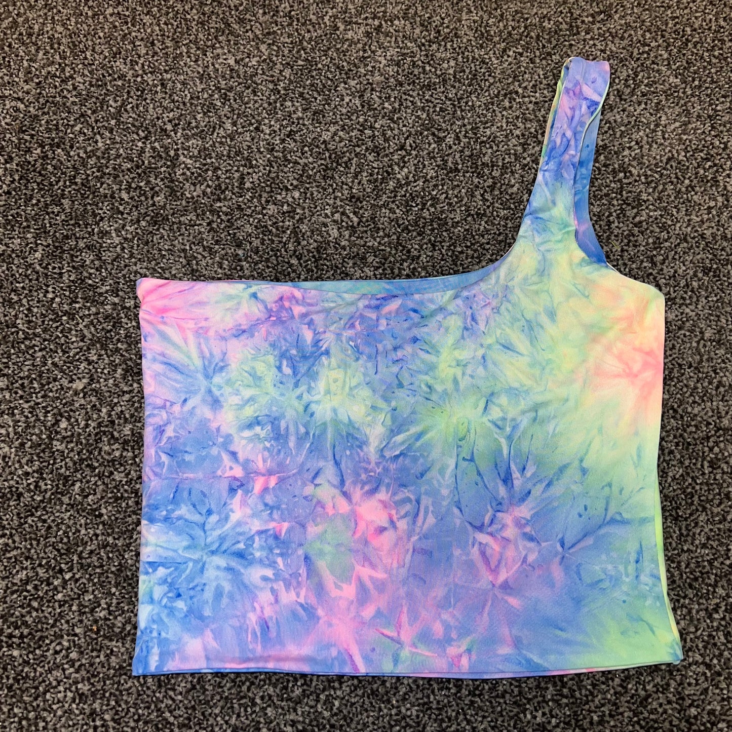 ONE SHOULDER TIE DYE CROP TOP