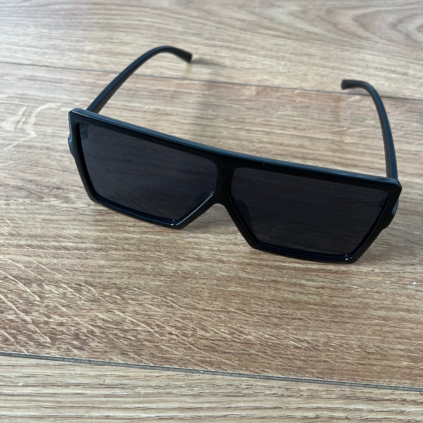 BLACK SUNGLASSES