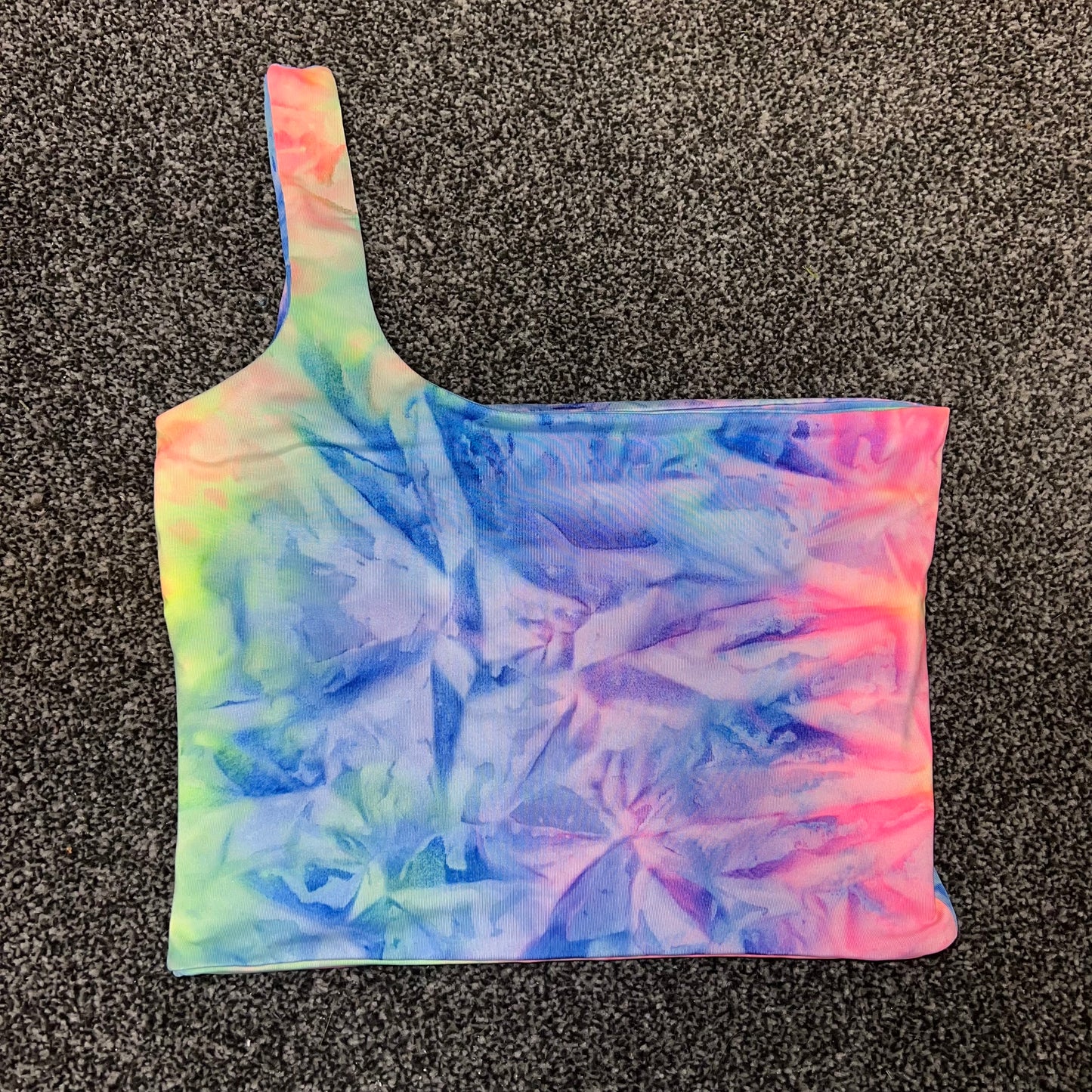 ONE SHOULDER TIE DYE CROP TOP